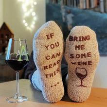 Charger l&#39;image dans la galerie, Stoppersocken mit Spruch WINE ❤️ LOVER - &quot;If you can read this... bring me some wine&quot; beige/rot
