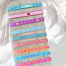 Load image into Gallery viewer, Armband mit Spruch in knalligen Farben
