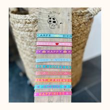 Load image into Gallery viewer, Armband mit Spruch in knalligen Farben
