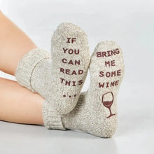 Charger l&#39;image dans la galerie, Stoppersocken mit Spruch WINE ❤️ LOVER - &quot;If you can read this... bring me some wine&quot; beige/rot
